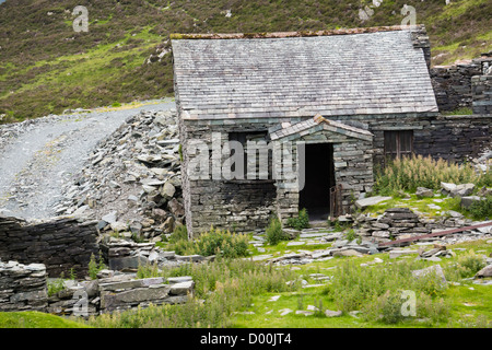 Les vestiges d'une vieille maison en ardoise à Honister Mine d'ardoise dans le Lake District, en Angleterre. Banque D'Images