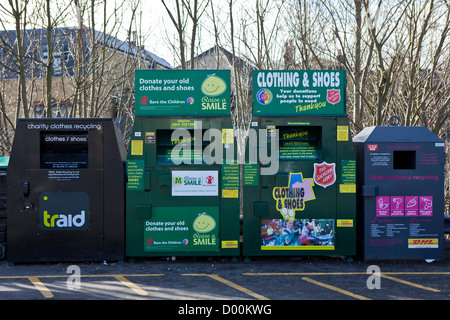 Banques de recyclage de vêtements et chaussures dans un parking de supermarché, à Hackney, à Londres. Banque D'Images