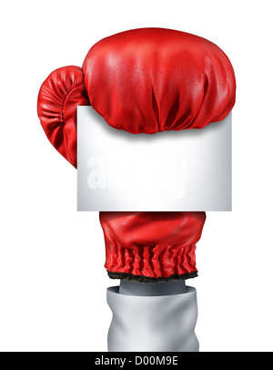 Lutter contre la concurrence et signe avec un gant de boxe rouge isolé tenant une carte blanche à blanc comme un symbole de l'entreprise de vente concurrentiel ou boxing day specials après les vacances de Noël isolé sur un fond blanc. Banque D'Images