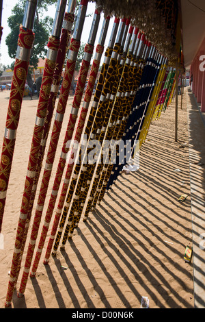 Des parasols de couleur appelé Muthukuda Goureeswara aligné pour la fête du Temple, Cherai, près de Kochi (Cochin), Kerala, Inde Banque D'Images