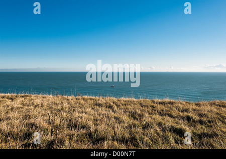 Vue sur la Manche depuis le haut des White Cliffs, entre Deal et Dover, Kent, Royaume-Uni Banque D'Images