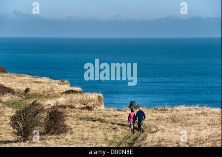 Marcheurs sur le sentier côtier de Kent (la voie de la côte saxonne) au-dessus des falaises blanches entre Deal et Douvres, hiver (Royaume-Uni) Banque D'Images