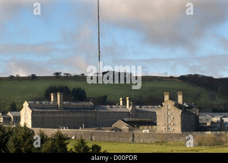 La prison de Dartmoor Princetown Devon Uk. Montrant d'énormes satalite ariel sur colline derrière. HOMER SYKES Banque D'Images