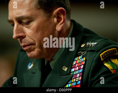 9 novembre 2012 - Washington, District of Columbia, États-Unis - Le directeur de la CIA David Petraeus a démissionné vendredi, citant une affaire extra-conjugale. Sur la photo : June 16, 2010 - Washington, District of Columbia, États-Unis - David Petraeus, commandant des forces américaines en Irak et en Afghanistan, fait face à un interrogatoire serré quand il s'effondra vers le micro sur sa table. Il a quitté la salle pour environ 30 minutes et est revenu de blâmer la déshydratation. (Crédit Image : ©/ZUMApress.com) Marovich Pete Banque D'Images