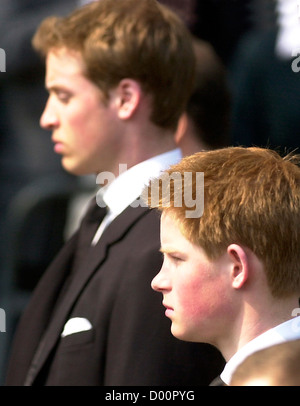 Le prince William et le prince Harry lors de Queen Mother's Funeral procession, Queen Mother's coffin au cours de ses funérailles, les funérailles de la Reine Mère Banque D'Images