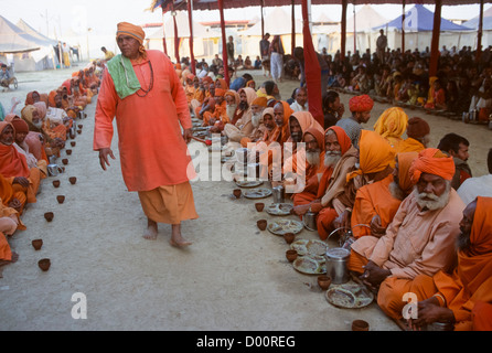 Les pèlerins sont invités à chanter à l'ashram de aruthi "Baba" qui vit en Angleterre, Maha Kumbh Mela 2001, Allahabad, Uttar Pradesh, Inde Banque D'Images