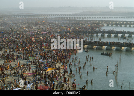 Echelle de pèlerins et pont flottant sur le Gange, Maha Kumbh Mela 2001, Allahabad, Uttar Pradesh, Inde Banque D'Images