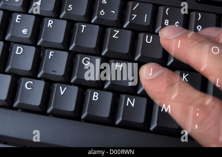 Clavier de l'ordinateur avec les doigts la nuit ghost Banque D'Images