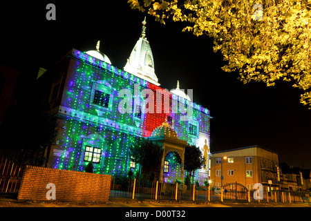 Le Shri Swaminarayan Temple, vu ici ornés de lumières colorées lumineuses célébrant Dawali. Banque D'Images