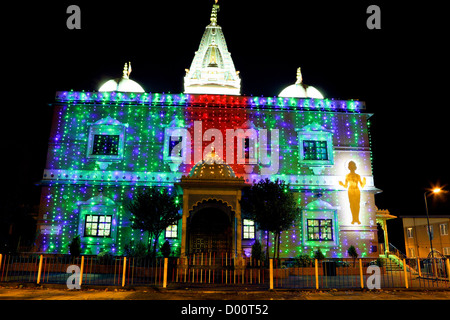 Le Shri Swaminarayan Temple, vu ici ornés de lumières colorées lumineuses célébrant Dawali. Banque D'Images