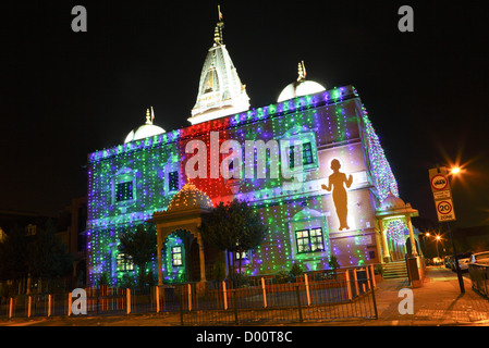 Le Shri Swaminarayan Temple, vu ici ornés de lumières colorées lumineuses célébrant Dawali. Banque D'Images