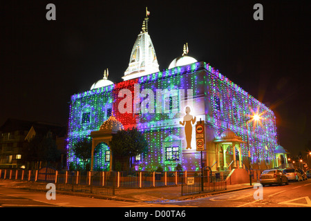 Le Shri Swaminarayan Temple, vu ici ornés de lumières colorées lumineuses célébrant Dawali. Banque D'Images