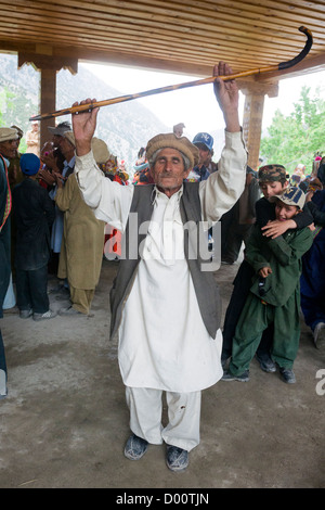 Vieil homme Kalash dancing les Kalash Joshi (Fête du Printemps), Village Grum Charso (danse), de la vallée de Rumbur, Chitral, Khyber-Pakhtunkhwa, Pakistan Banque D'Images