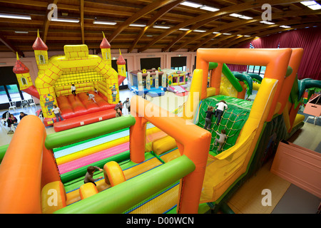 Structures gonflables (château gonflable type) pour les enfants dans une fête foraine. Banque D'Images