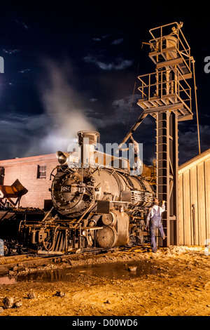 1925 2-8-2 Locomotive à vapeur Baldwin de type Mikado avec équipage de train au dépôt de train de Durango, Durango, Colorado. Banque D'Images