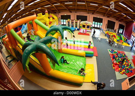 Structures gonflables (château gonflable type) pour les enfants dans une fête foraine. Banque D'Images