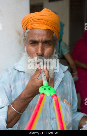 Man selling childrens' partie éruption sur Chandni Chowk, Old Delhi, Inde Banque D'Images