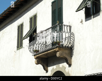 Du balcon en fer forgé orné Lucca Toscane Italie Banque D'Images