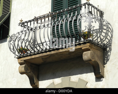 Du balcon en fer forgé orné Lucca Toscane Italie Banque D'Images