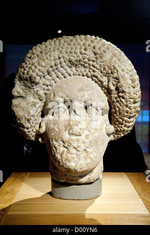 La tête en pierre sculptée d'une femme romaine, le musée, les bains romains, l'Aquae Sulis, baignoire Somerset UK Banque D'Images
