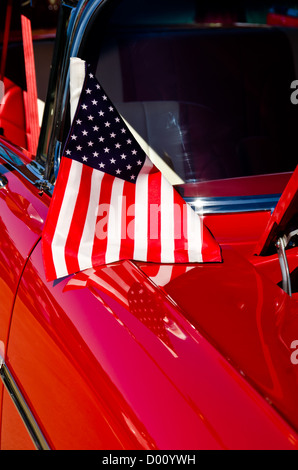 Patriotic American flag sur une voiture classique Banque D'Images