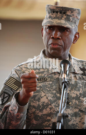 Général de l'Armée américaine William Kip Ward, Commandant du Commandement pour l'Afrique nous parle durant la cérémonie de passation de commandement le 5 février 2009 au Camp Lemonier, à Djibouti. Djibouti. Le Secrétaire à la défense, Leon Panetta a rétrogradé Ward le 13 novembre 2012 accusé de dépenser des milliers de dollars pour des frais de voyage et autres dépenses non autorisées Banque D'Images