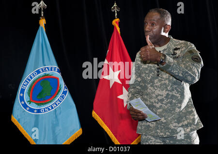 Général de l'Armée américaine William Kip Ward, Commandant du Commandement pour l'Afrique nous parle d'AFRICOM personnel à la caserne Kelley Sport le 25 février 2010 à Stuttgart, Allemagne. Le Secrétaire à la défense, Leon Panetta a rétrogradé Ward le 13 novembre 2012 accusé de dépenser des milliers de dollars pour des frais de voyage et autres dépenses non autorisées Banque D'Images