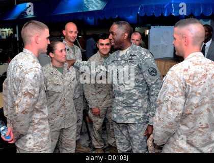 Général de l'Armée américaine William Kip Ward, Commandant de l'US Africa Command Marines accueille au Camp Lemonnier, 19 août 2010 à Djibouti. Le Secrétaire à la défense, Leon Panetta a rétrogradé Ward le 13 novembre 2012 accusé de dépenser des milliers de dollars pour des frais de voyage et autres dépenses non autorisées Banque D'Images