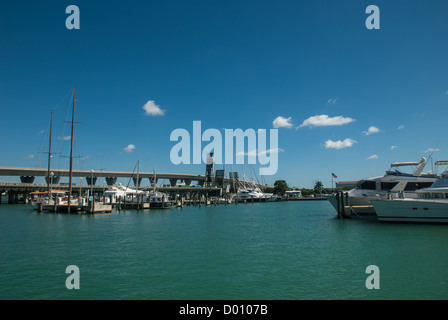 Le centre-ville de Miami comme vu de Biscayne Bay Banque D'Images