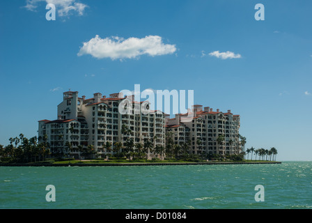 Fisher Island, Miami comme vu de Biscayne Bay Banque D'Images