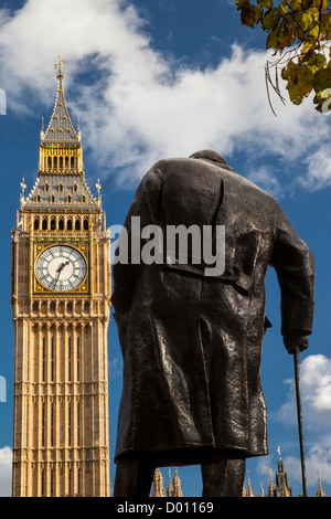 Statue en bronze de Winston Churchill avec tour de Big Ben au-delà, Westminster, London England, UK Banque D'Images