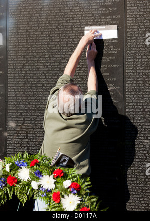 Un vétéran du Vietnam l'obtention d'un frottement de un nom de la guerre du Vietnam Memorial - Washington, DC USA Banque D'Images