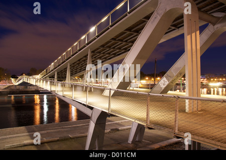 Les ponts de Paris. La nouvelle passerelle Simone-de-Beauvoir passerelle franchit la Seine, à la Bibliothèque François-Mitterrand, à Paris, France. Banque D'Images