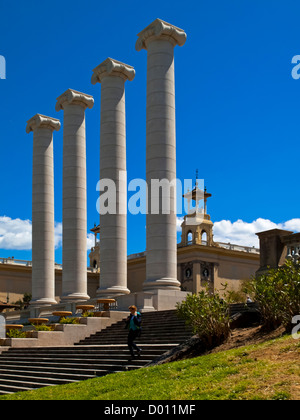 Quatre colonnes de pierre décorative à l'Avinguda de la Reina Maria Cristina dans le centre-ville de Barcelone Catalogne Espagne Banque D'Images