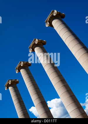 Quatre colonnes de pierre décorative à l'Avinguda de la Reina Maria Cristina dans le centre-ville de Barcelone Catalogne Espagne Banque D'Images