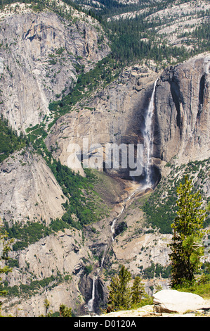 Yosemite falls supérieure et inférieure dans le Parc National de Yosemite, vu de Sentinel dome Banque D'Images