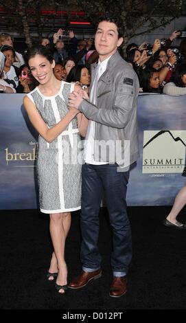 12 novembre 2012 - Los Angeles, Californie, USA - Nov 12, 2012 - Los Angeles, Californie, USA - Actrice SARAH HABEL, acteur Jared Kusnitz au 'Twilight Saga : Breaking Dawn Part 2' Los Angeles Premiere tenue au Nokia Theater. (Crédit Image : © Paul Fenton/ZUMAPRESS.com) Banque D'Images