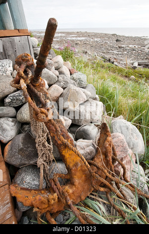 Old rusty anchor sur fond de la côte de la mer Banque D'Images