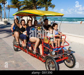 Les touristes en quadricycle sur le Broadwalk à Hollywood, près de Fort Lauderdale, comté de Broward, Gold Coast, Florida, USA Banque D'Images