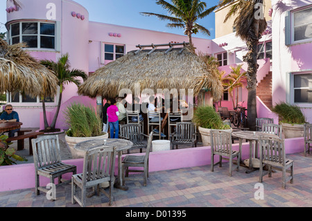 Hôtel et le bar Tiki sur le Broadwalk à Hollywood, près de Fort Lauderdale, comté de Broward, Gold Coast, Florida, USA Banque D'Images