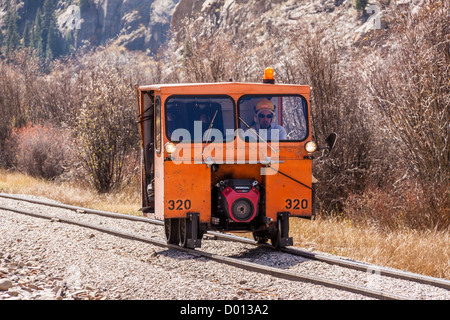 L'entretien d'entrée en voiture à moteur Silverton sur les voies du Durango and Silverton Narrow Gauge Railroad. Banque D'Images