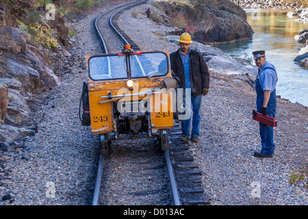 Durango & Silverton Narrow Gauge Railroad Automobile maintenance train suivant. Banque D'Images