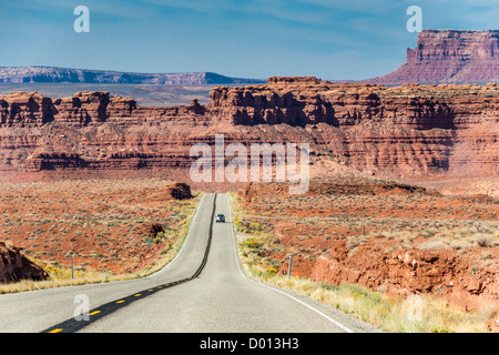 Une route panoramique à travers des formations de roche de grès coloré le long de la route US 163 dans le sud de l'Utah. Banque D'Images