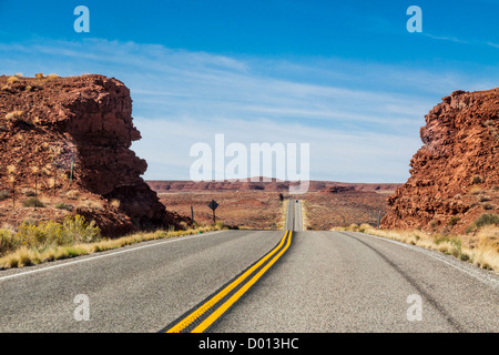 Une route panoramique à travers des formations de roche de grès coloré le long de la route US 163 dans le sud de l'Utah. Banque D'Images