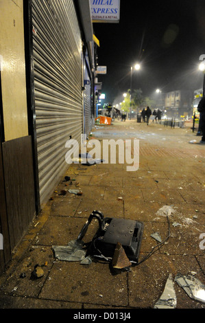 Des débris sur la chaussée à Tottenham High Road London Banque D'Images