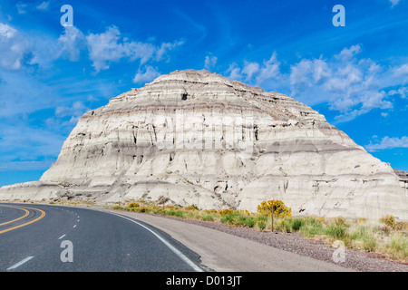 Collines de grès et de paysages pittoresques sur nous 550 dans le Nouveau Mexique. Banque D'Images