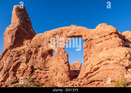 Au début de l'arche de la tourelle de la lumière du matin au Parc National Arches Banque D'Images