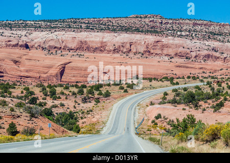 US 191 scenic highway juste au sud de Moab, Utah, est connu pour ses formations rocheuses de grès colorés. Banque D'Images