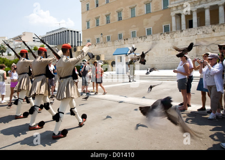 Changement de garde d'honneur avant que la Grèce le parlement à Athènes Banque D'Images