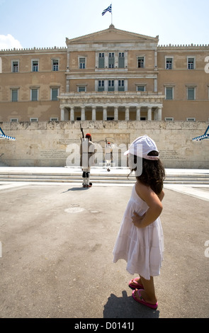 Changement de garde d'honneur avant que la Grèce le parlement à Athènes Banque D'Images